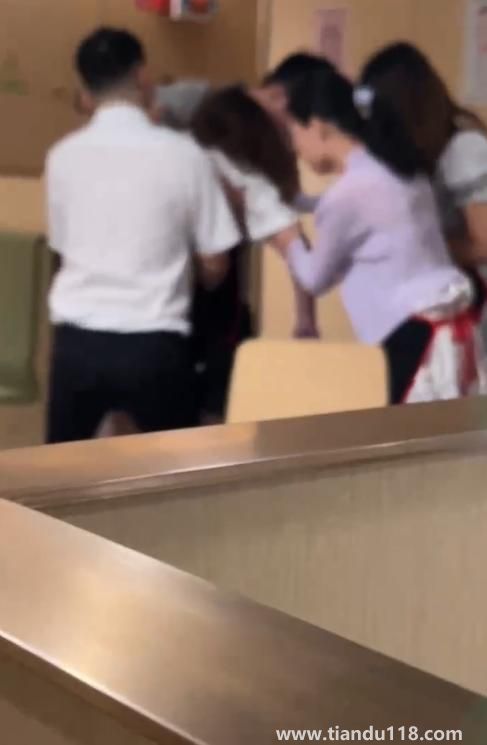 女顧客被毛肚噎死?海底撈回應(yīng) 該門(mén)店已暫停營(yíng)業(yè)(圖2)