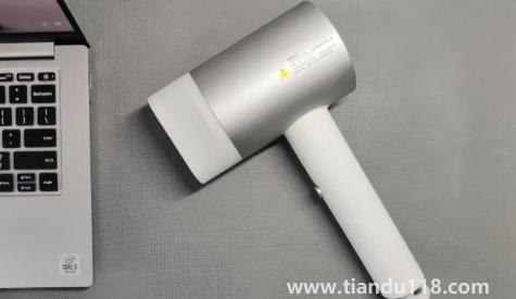 用吹風(fēng)機(jī)吹鞋子會變黃嗎3