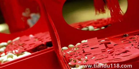 女兒結(jié)婚媽媽穿什么衣服合適(女兒出嫁父母穿什么顏色的衣服比較好呢)(圖3) 女兒結(jié)婚媽媽穿什么衣服合適3