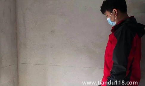 房子在驗收后發(fā)現(xiàn)墻面空鼓誰負(fù)責(zé)3