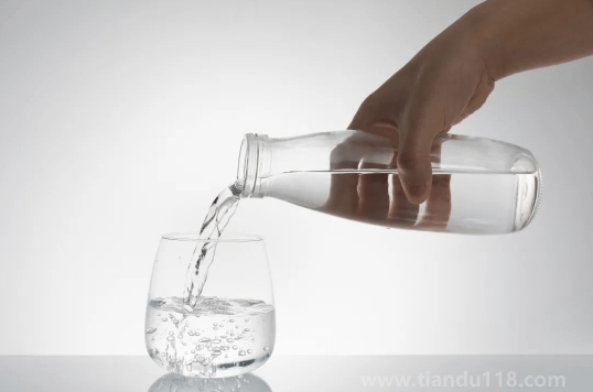 淡鹽水可以和藥一起吃嗎（喝淡鹽水要注意什么）