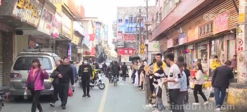 廣州“制衣村”再現(xiàn)招工潮（負責人舉牌等路過工人挑選）